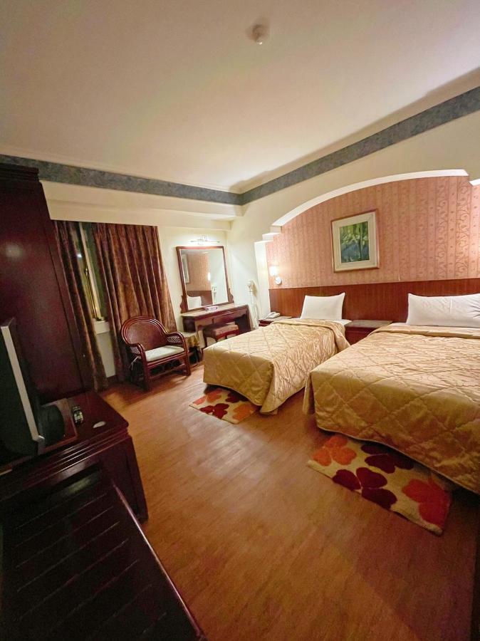 Family Hotel - Linsen Tainan Extérieur photo